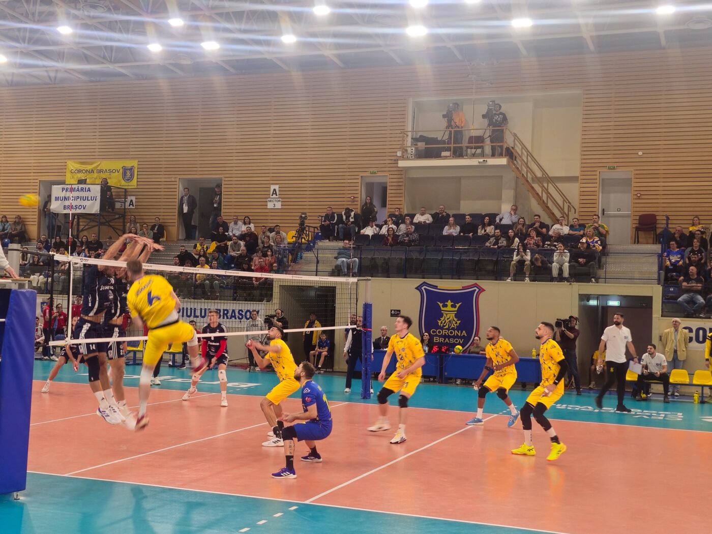 De neoprit! Olympiakos Pireu nu i-a dat nicio șansă Coronei. Campioana Greciei a câștigat clar manșa tur de la Brașov