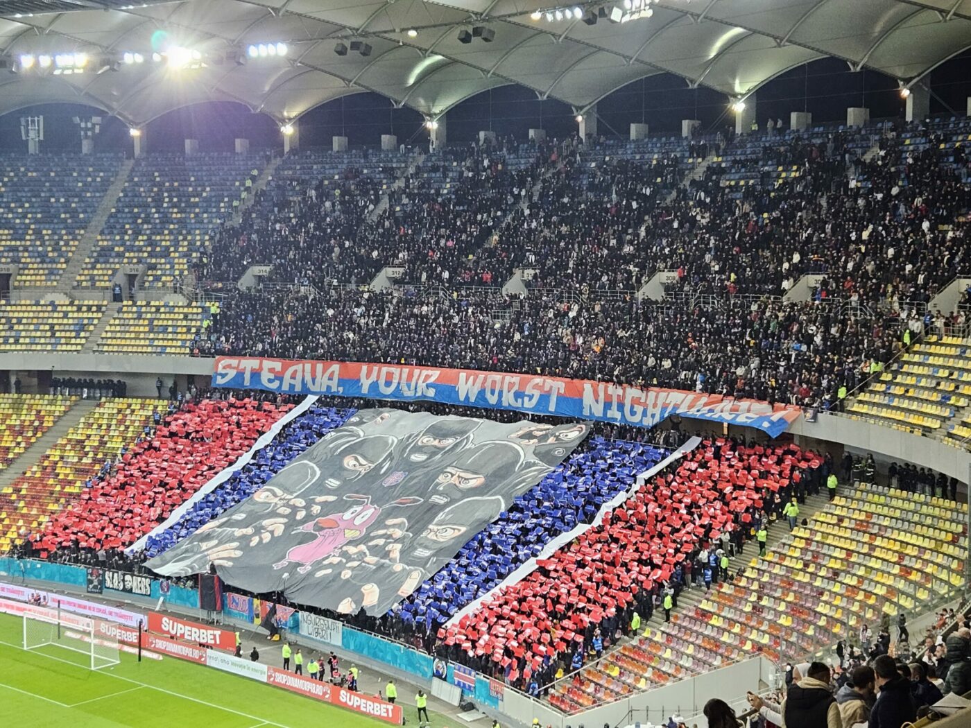 Derapaj grosolan al Peluzei Nord FCSB când au văzut majoretele lui Dinamo! Ce au putut să facă ultraşii roş-albaştrilor când cele 6 fete au intrat pe gazon, la pauza derby-ului