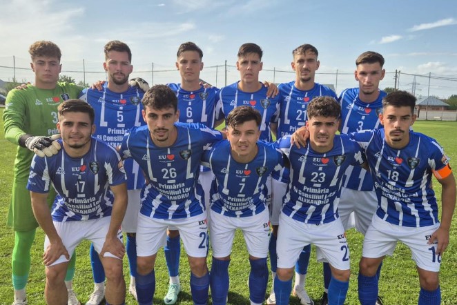 Doi foști steliști au trecut la „munca de jos”: s-au implicat la un club de liga a treia, lider în clasament, pentru a da o șansă copiilor dintr-un județ din sudul țării. „Vrem să ajutăm fotbalul local”. CSM Alexandria nu a pierdut niciun meci. SPECIAL