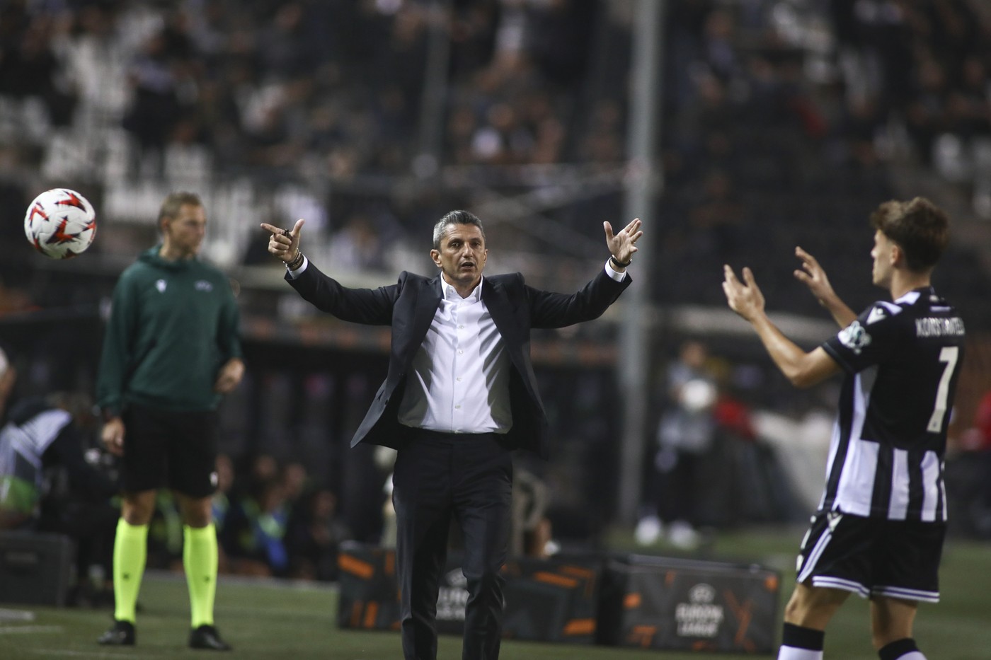 Excentricul patron Ivan Savvidis a intervenit în scandalul în care Răzvan Lucescu e implicat cu cei de la AEK. Patronul lui PAOK a luat decizia și i-a anunțat pe șefii clubului prin teleconferință