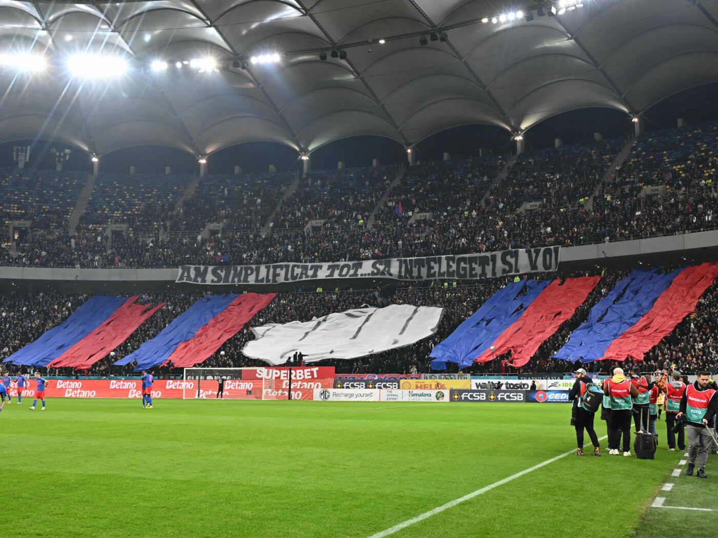 „Se vorbește prea mult! Face parte din decor”. Viorel Moldovan, reacție „tăioasă” după ce ultrașii FCSB au realizat o scenografie obscenă la derby-ul cu Rapid. Ce spune despre gesturile lui Marius Șumudică. EXCLUSIV