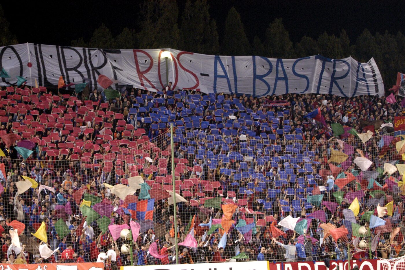 FCSB – Rapid acum 20 de ani: Gigi Becali suferă în tribune, Răzvan Lucescu își sărută secundul, iar Mihai Stoica ascunde inima de ultras în costum și pantofi de lac pe Ghencea! Imaginile de colecție ale unui derby dintr-o altă viață!