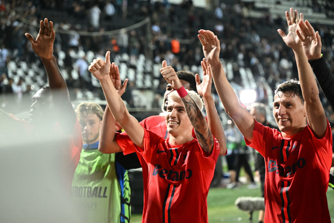 FCSB a dat kilometrajul peste cap. UEFA a publicat raportul care arată cât au alergat fotbaliștii lui Charalambous și Pintilii în victoria cu PAOK și cifrele sunt halucinante