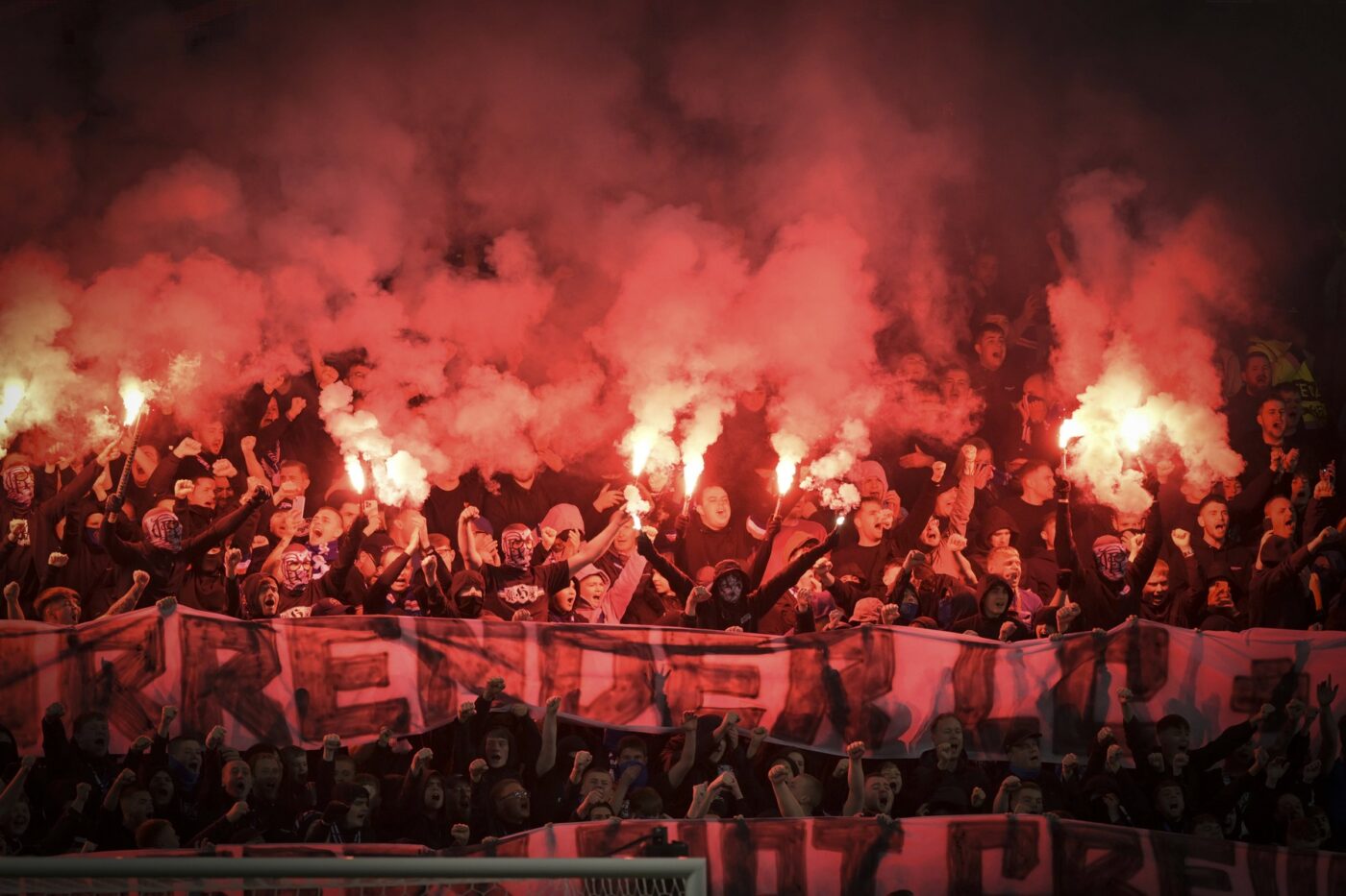 FCSB, direct în infern la următorul meci din Europa League! Ce îi așteaptă pe oamenii lui Gigi Becali: „Am crezut că trece elicopterul! Mă gândeam că au dat gol după primul corner!”. Așa poate reuși campioana României un nou succes memorabil: „Toți în apărare și pe contraatac”. EXCLUSIV