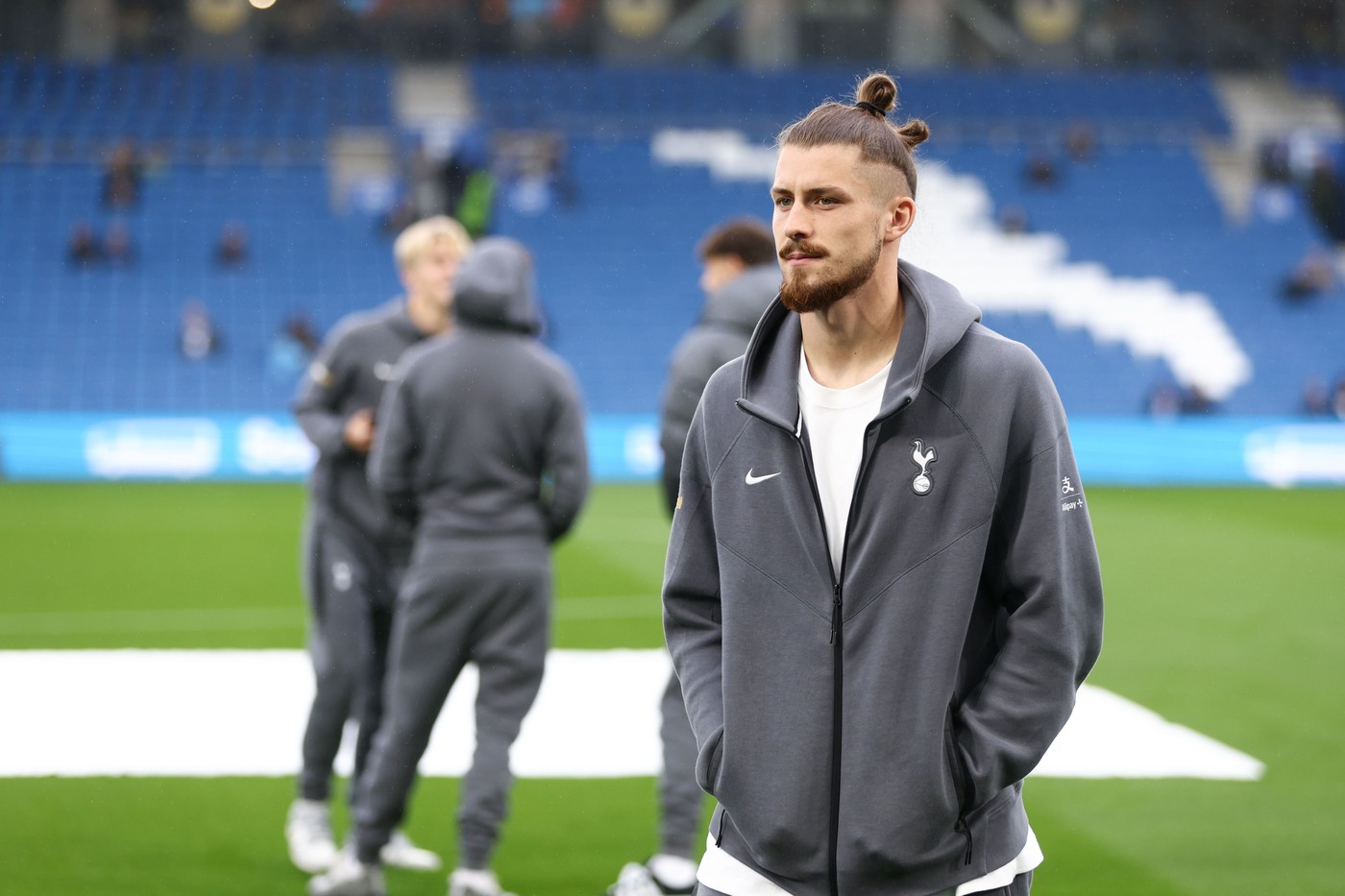 Fanii lui Tottenham au făcut scandal pentru că Radu Drăguşin a fost rezervă, iar echipa lui Postecoglou a pierdut la Brighton