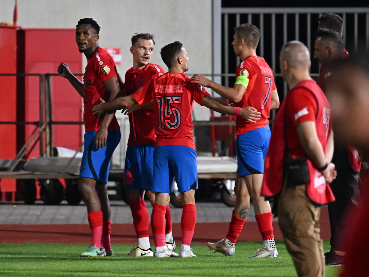 Fotbalistul pe care Gigi Becali a cerut acum două luni 7.000.000 de euro a ajuns să meargă cu metroul prin București. Imagini inedite cu jucătorul FCSB