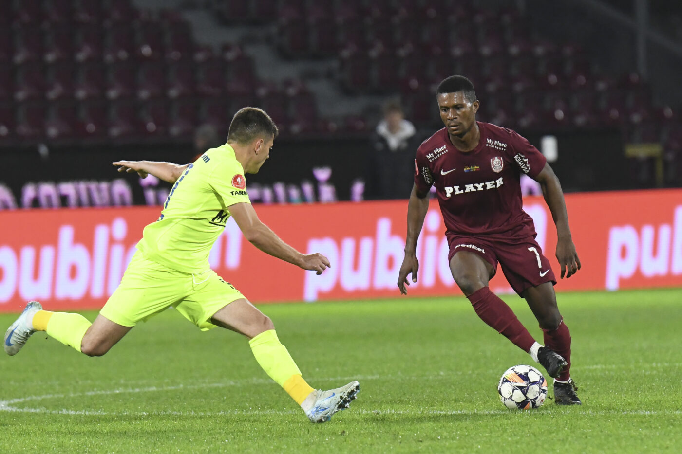 Gest inconștient al lui Kamara, care l-a făcut pe Dan Petrescu să turbeze de furie! A luat cartonaș roșu în CFR Cluj – Poli Iași după ce și-a lovit adversarul cu cotul și a fost nevoie de intervenția ambulanței