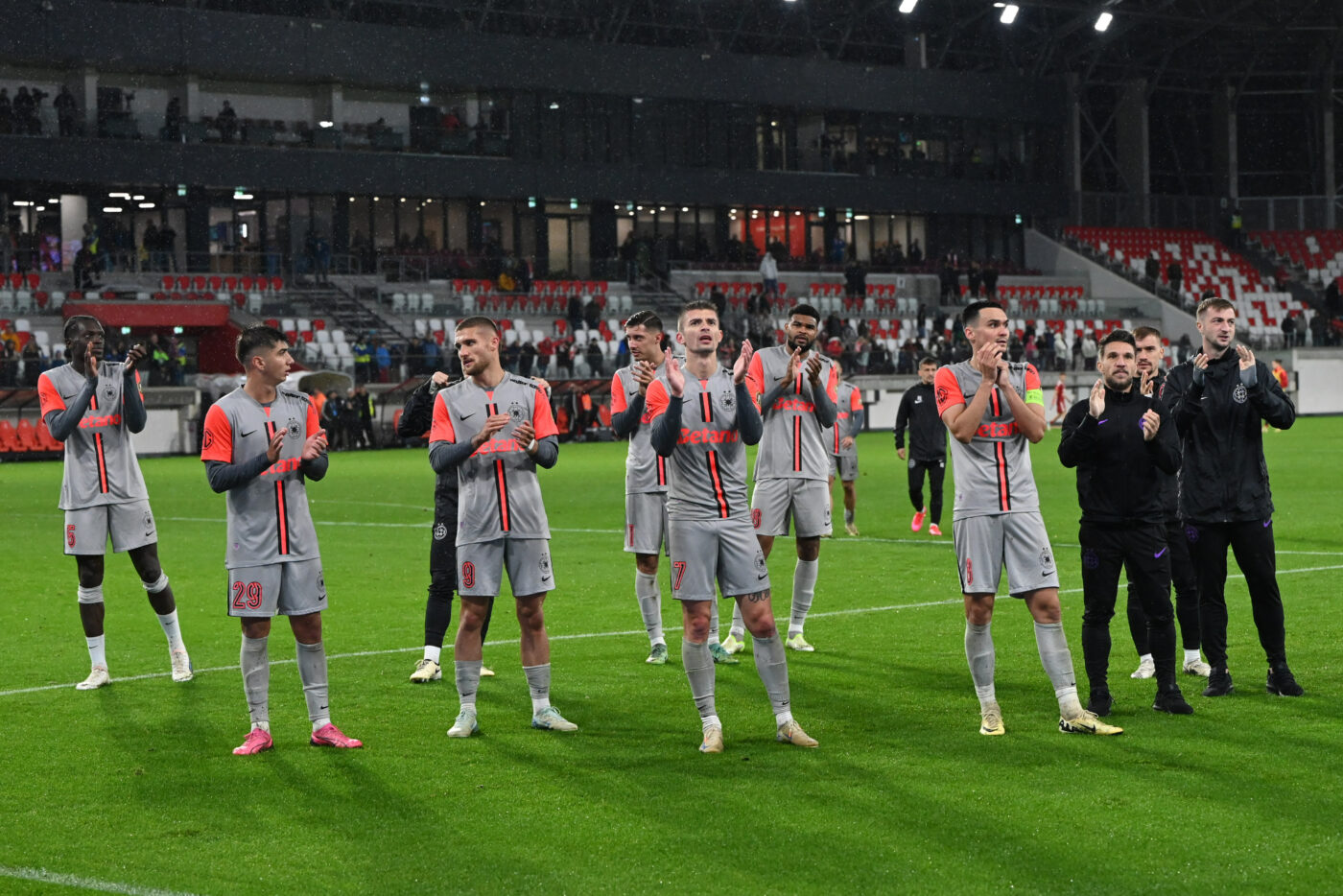 „E dolofănel! L-am tras de şunci, în avion”. Gigi Becali l-a făcut praf pe fotbalistul FCSB şi l-a certat pe Meme Stoica din cauza asta