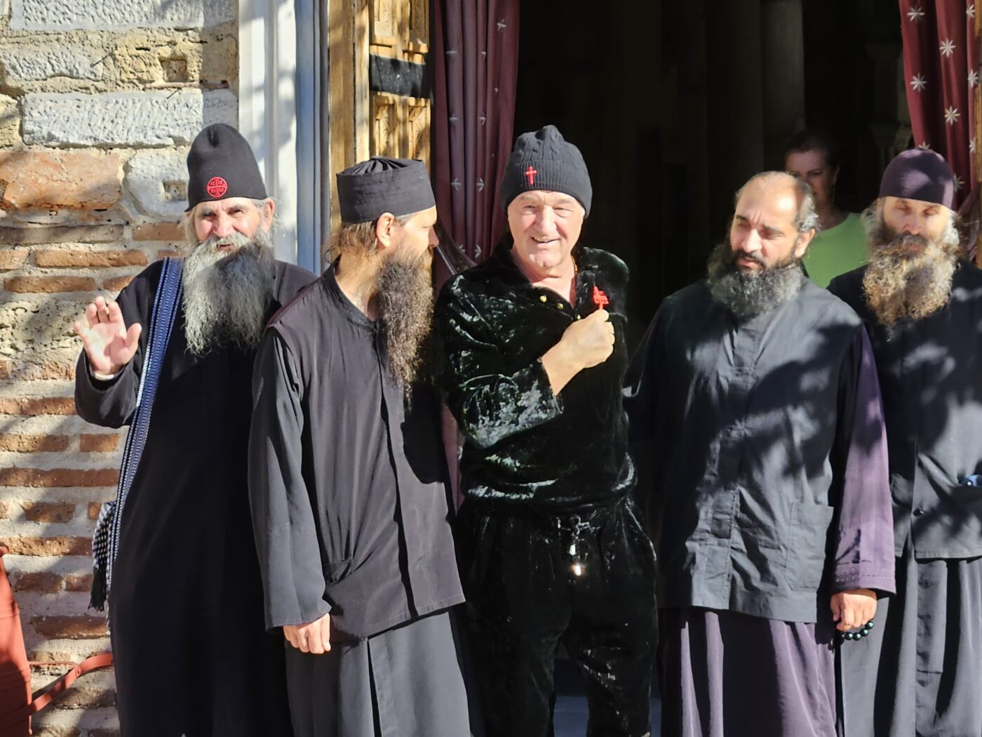 Grecii au folosit un singur cuvânt când au văzut că Gigi Becali a adus trei călugări cu el pentru zborul la Salonic. Cum l-au numit pe patronul FCSB