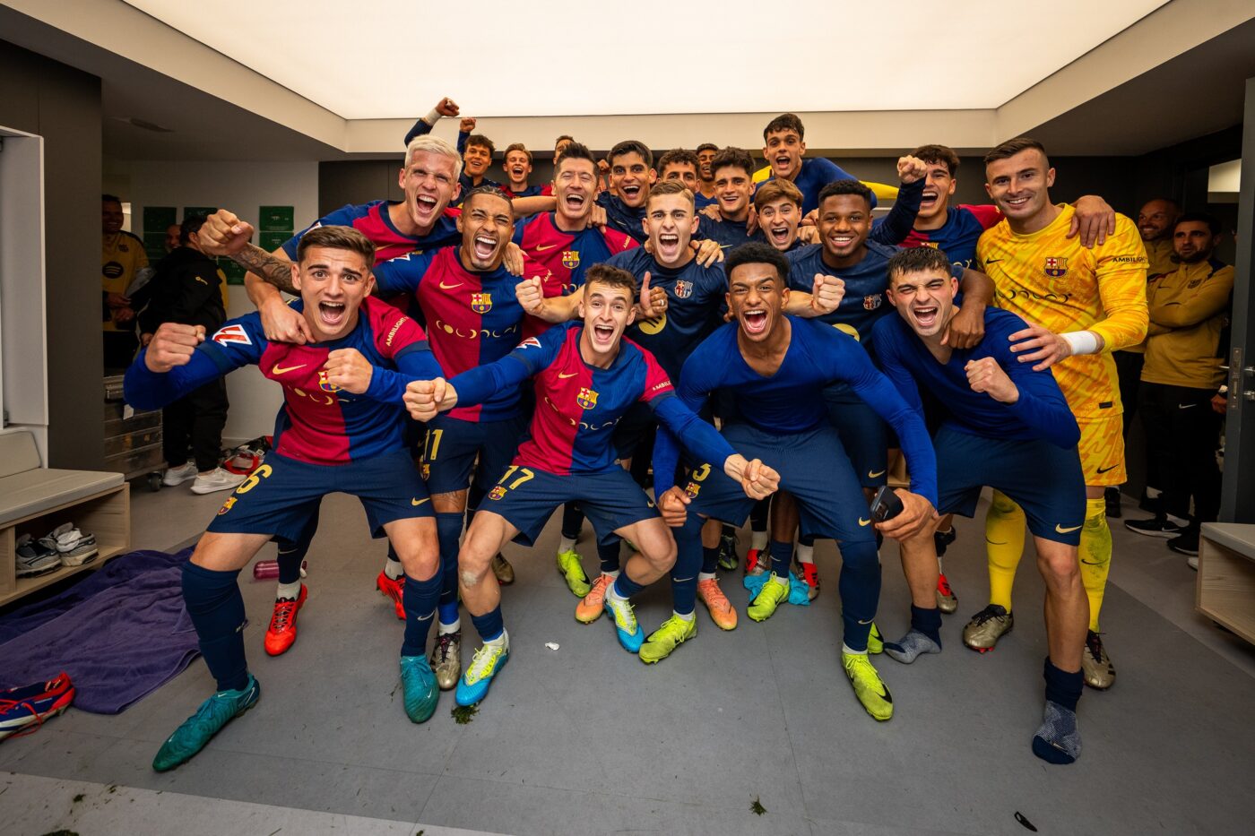 Imaginile bucuriei din vestiarul catalan, după Real Madrid – FC Barcelona 0-4. Cum au sărbătorit fotbaliștii lui Hansi Flick succesul de pe Santiago Bernabeu