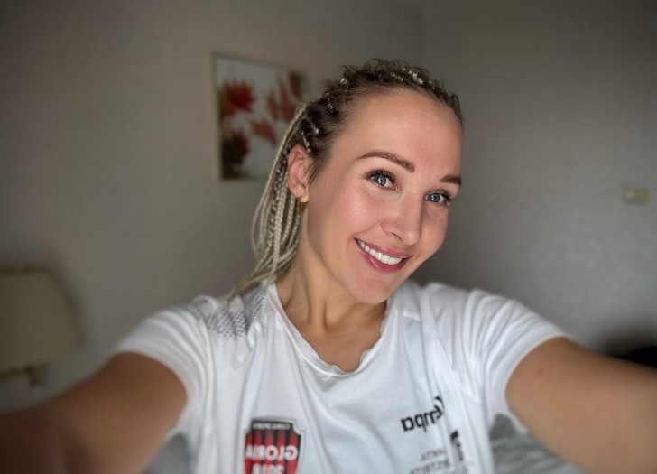 Înlocuitoarea Crinei Pintea de la națională a fost la Vocea României după ce a fost naturalizată, știe 5 limbi străine, și va evolua la Trofeul Carpați la handbal feminin. „Fratele meu a fost rănit în Ucraina”. EXCLUSIV