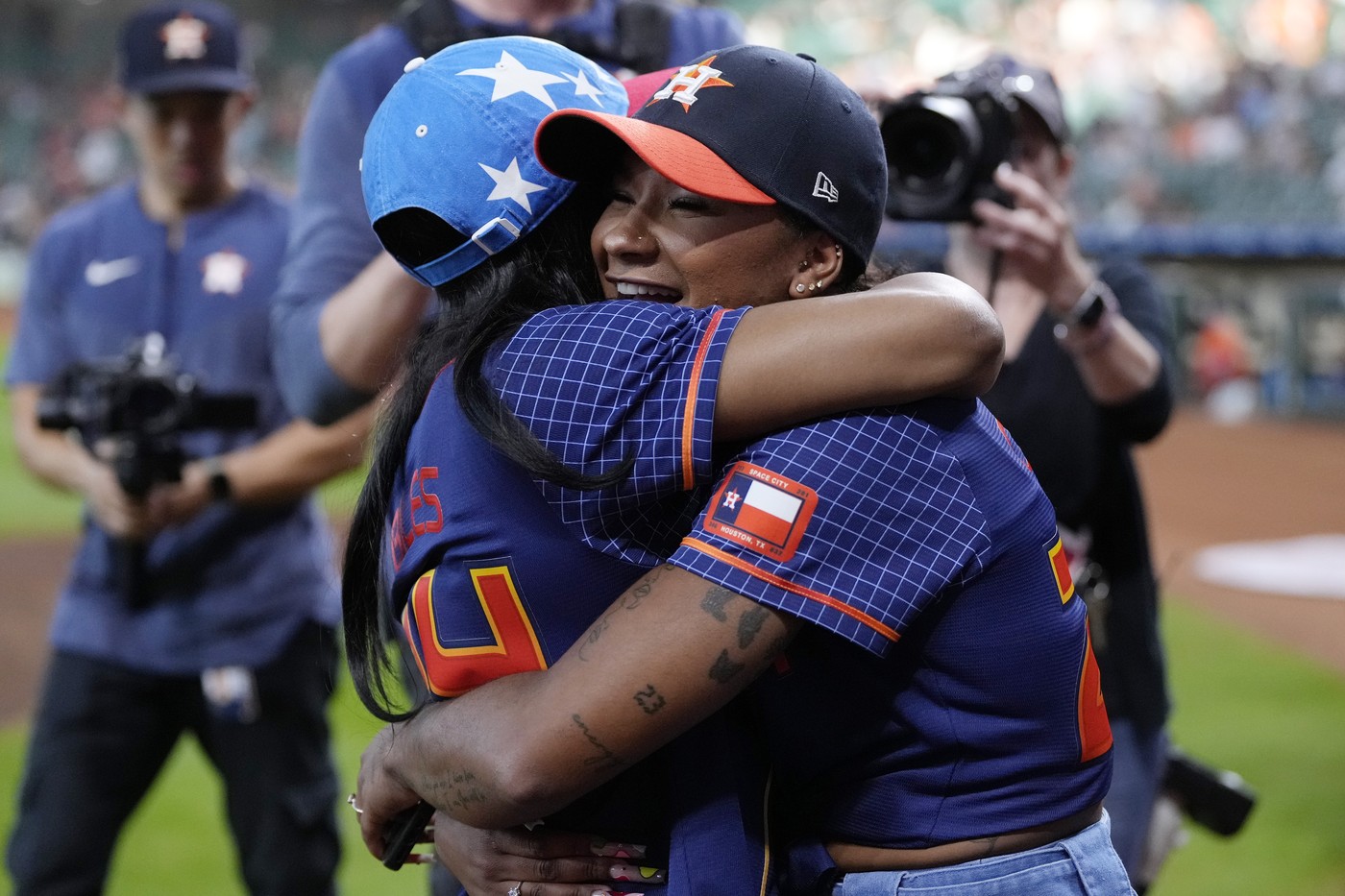 Jordan Chiles și Simone Biles, imagini virale. Au încercat tricourile personalizate ale echipelor Boston Celtics și Boston Bruins, iar fotografiile lor au încins imaginația fanilor