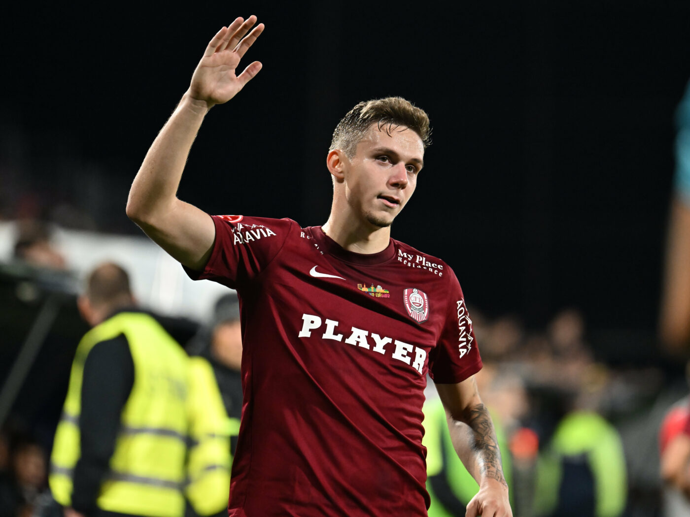 Louis Munteanu, moment scandalos cu Dan Petrescu! Antrenorul l-a scos în prelungirile meciului Petrolul Ploieşti – CFR Cluj, după ce îl băgase la pauză, şi atacantul a avut o reacție grosolană