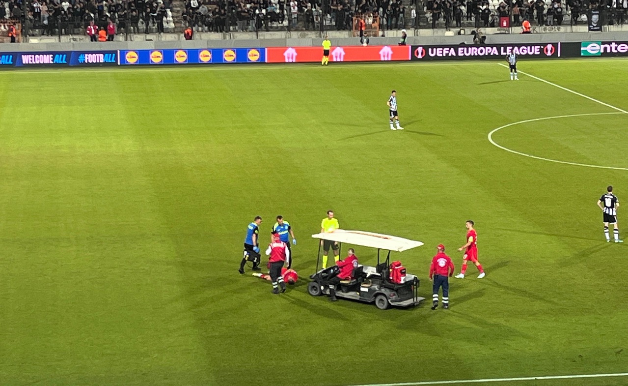 Lovitură cruntă primită de Gigi Becali în PAOK – FCSB! Schimonosit de durere, fotbalistul a părăsit terenul în mașinuța medicală