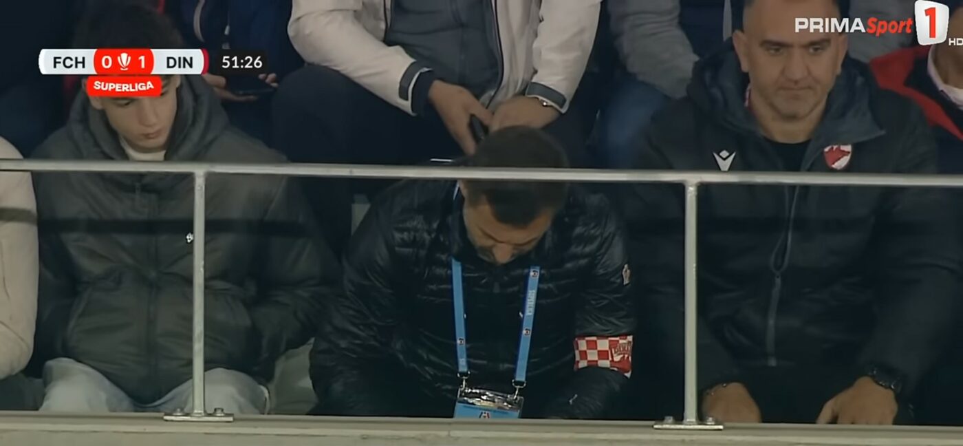 Mihai Stoica și Cristi Pulhac s-au prăpădit de râs, în direct la TV, când au văzut cum trimitea Zeljko Kopic mesaje pe banca tehnică a lui Dinamo, după ce a fost eliminat! „Poate că are firmă de haine” / „Dădea scroll-uri pe TikTok”