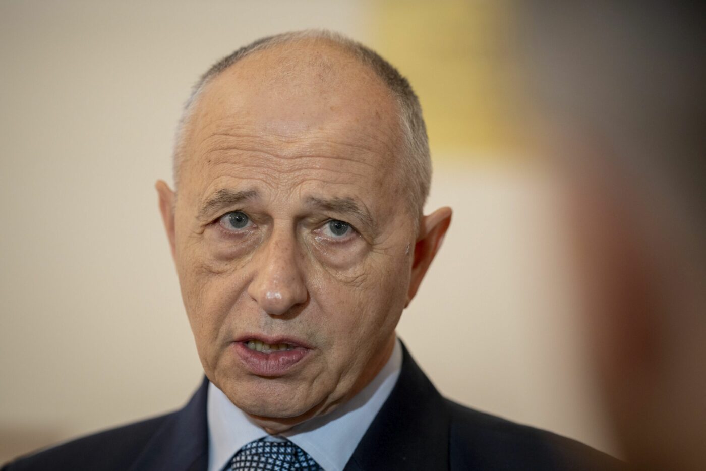 Mircea Geoană, candidat la preşedinția României, pus în mare încurcătură! A spus că a fost antrenor, dar o întrebare concretă l-a făcut să îşi nege propriile afirmații: „Eu?”