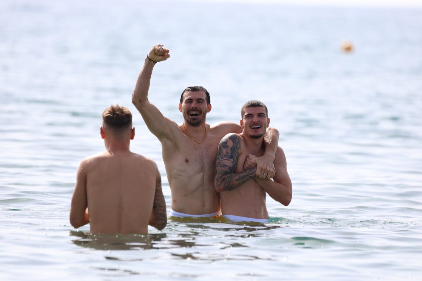 Naționala României, în mare! Imagini cu Radu Drăguşin şi celelalte vedete ale lui Mircea Lucescu, la bustul gol, în Mediterană