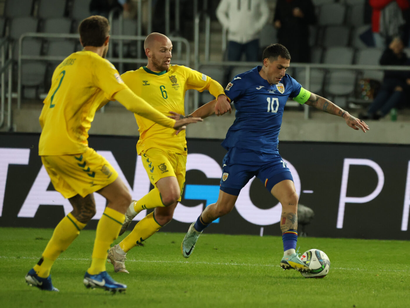 Nicolae Stanciu, reacție despre cum au încercat fotbaliștii naționalei să aplice tactica lui Mircea Lucescu în Lituania – România 1-2. Căpitanul a explicat care e atmosfera în vestiar