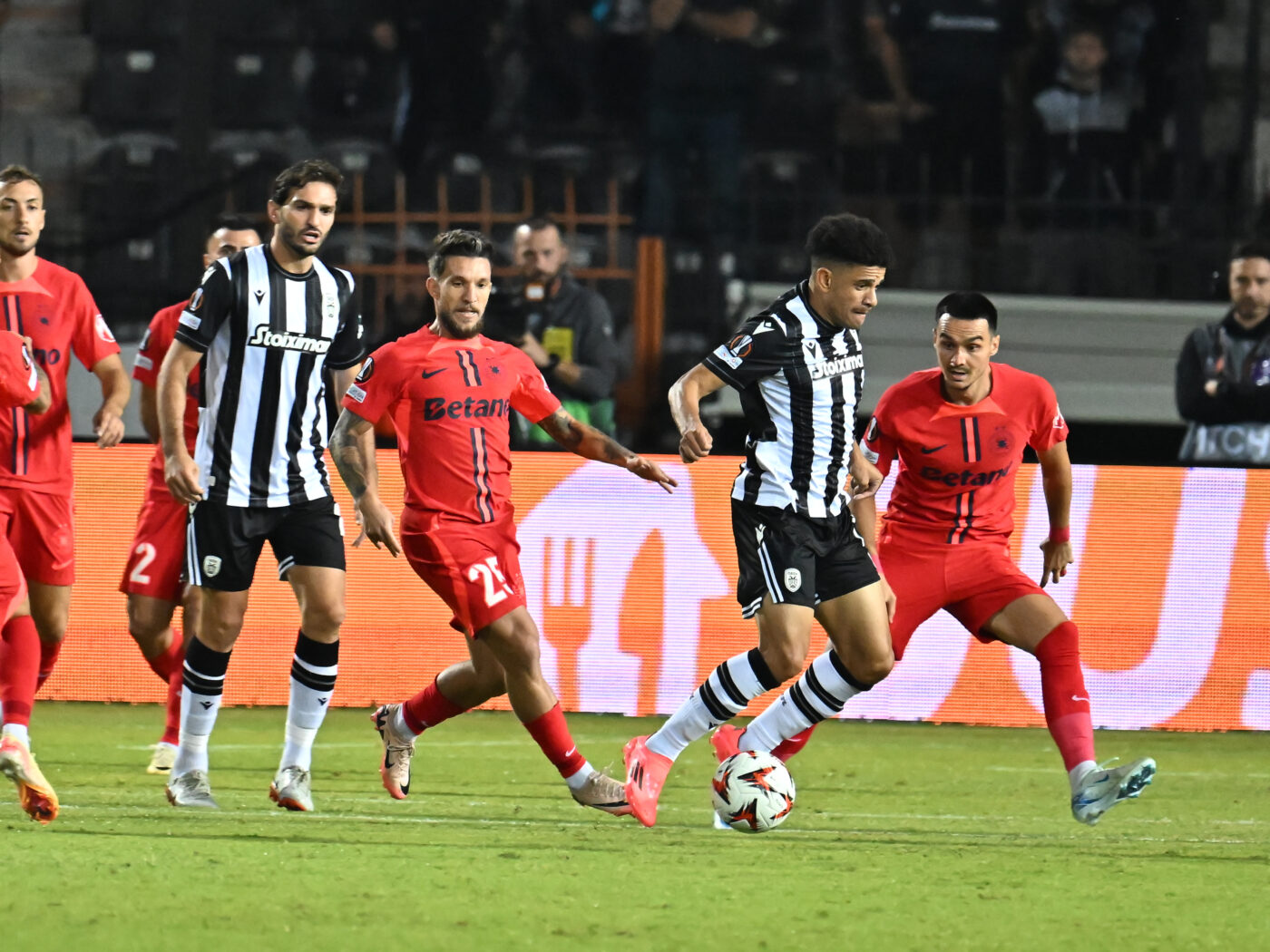 Out de la FCSB, la pauza meciului cu PAOK. Gigi Becali n-a mai avut răbdare: a decis să renunțe la el după 45 de minute şi a dat ordinul direct din tribună