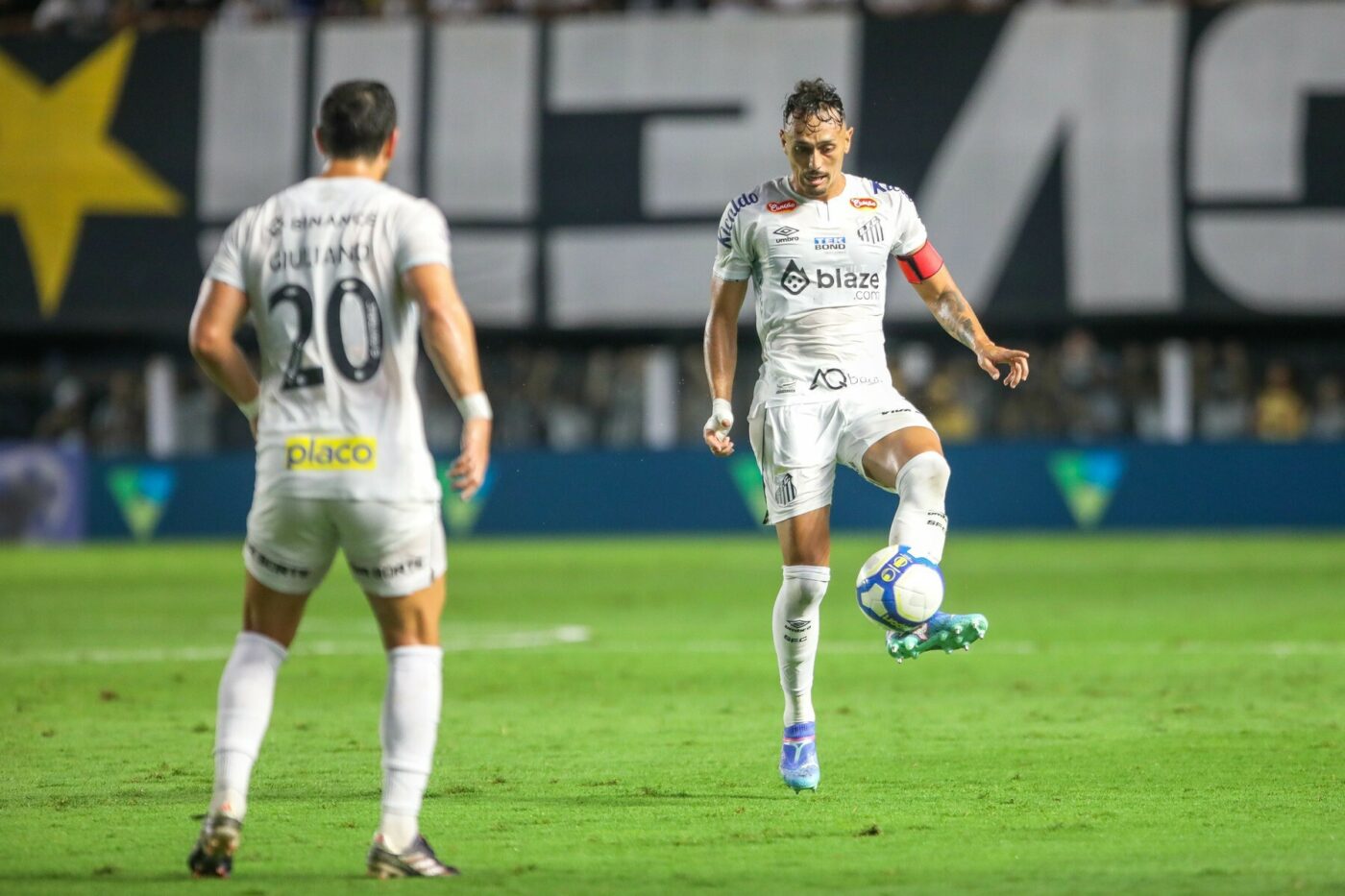 Pituca, fotbalistul care a văzut de două ori cartonașul roșu în același meci, la aceeași fază. A fost eliminat și trimis la vestiare: arbitrul a revăzut faza la VAR și l-a chemat pentru a-l elimina din nou. Cum a fost posibil