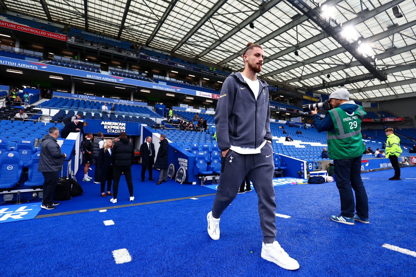 Presa din Anglia l-a cerut pe teren pe Radu Drăguşin. Managerul Ange Postecoglou e înfierat din cauza românului