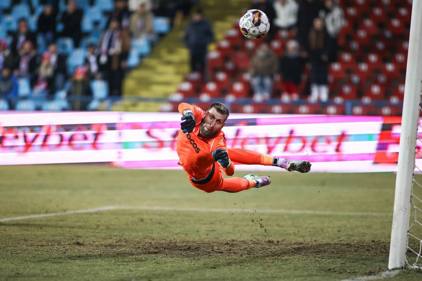 Prima reacție a celor de la Petrolul după ce Mihai Stoica a anunțat că FCSB a scăzut prețul transferului lui Zima! Totul a plecat de la gafele pe care portarul le-a comis în meciul cu UTA. EXCLUSIV