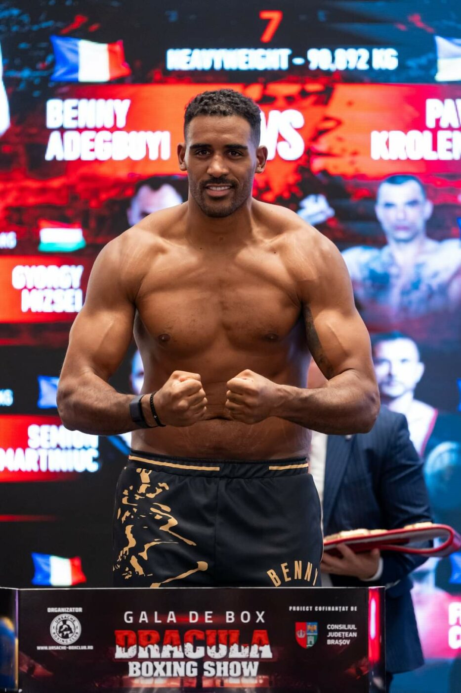 Românii au făcut legea la „Dracula Boxing Show” de la Brașov. Benjamin Adegbuyi s-a impus în main-event-ul galei. Mirel Drăgan „Rapidistul”, susținut Original de giuleșteni