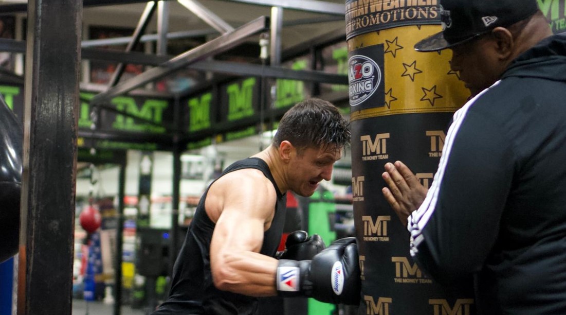 Ronald Gavril, deja în febra meciului carierei pe 29 noiembrie la București! „Mă antrenez zi de zi cu un program strict”. Culisele venirii lui Floyd Mayweather în țara noastră alături de o mulțime de apropiați. EXCLUSIV