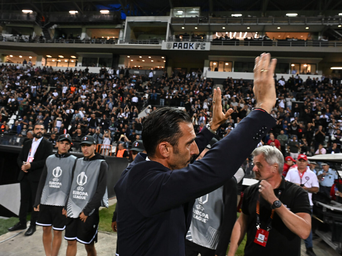 Scandal în tribune. Elias Charalambous s-a dus de urgență să își evacueze familia din calea fanilor furioși ai lui PAOK, după ce FCSB a câștigat cu 1-0