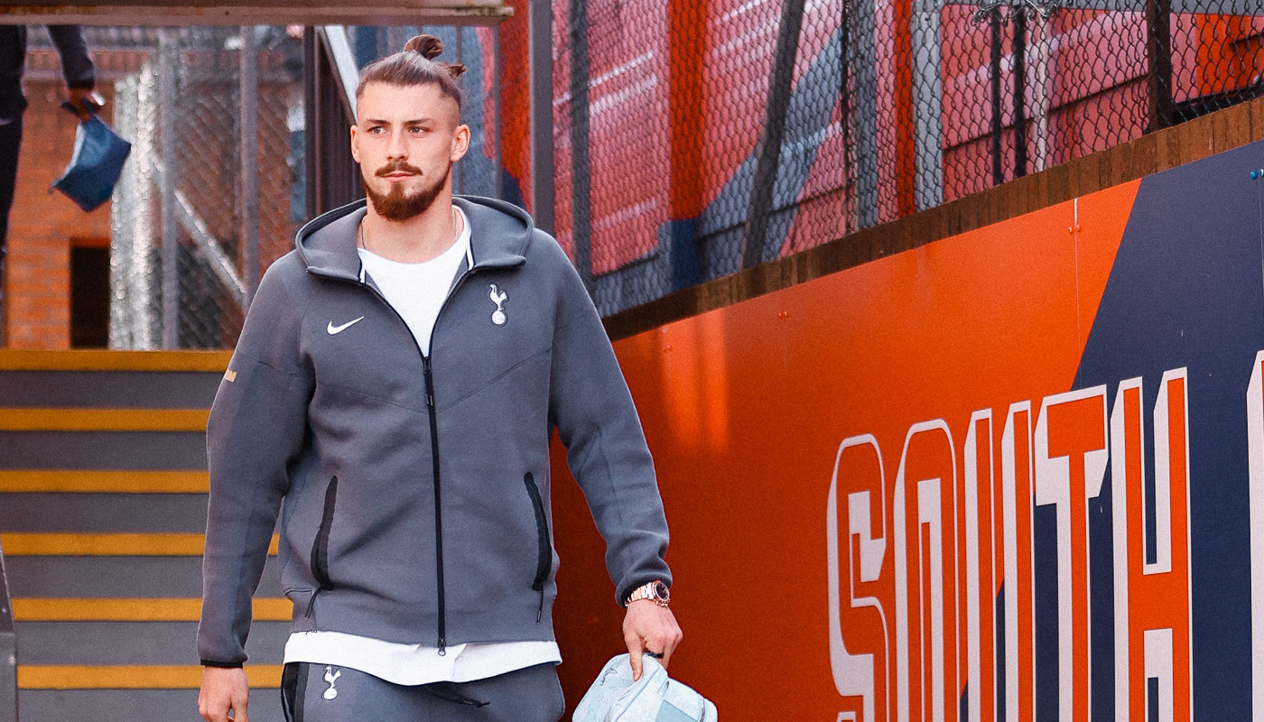 Transferul la Real Madrid care îl poate favoriza pe Radu Drăgușin. „Galacticii” vor să îl cumpere pe fundașul lateral de la Tottenham, iar Ange Postecoglou ar putea schimba sistemul de joc