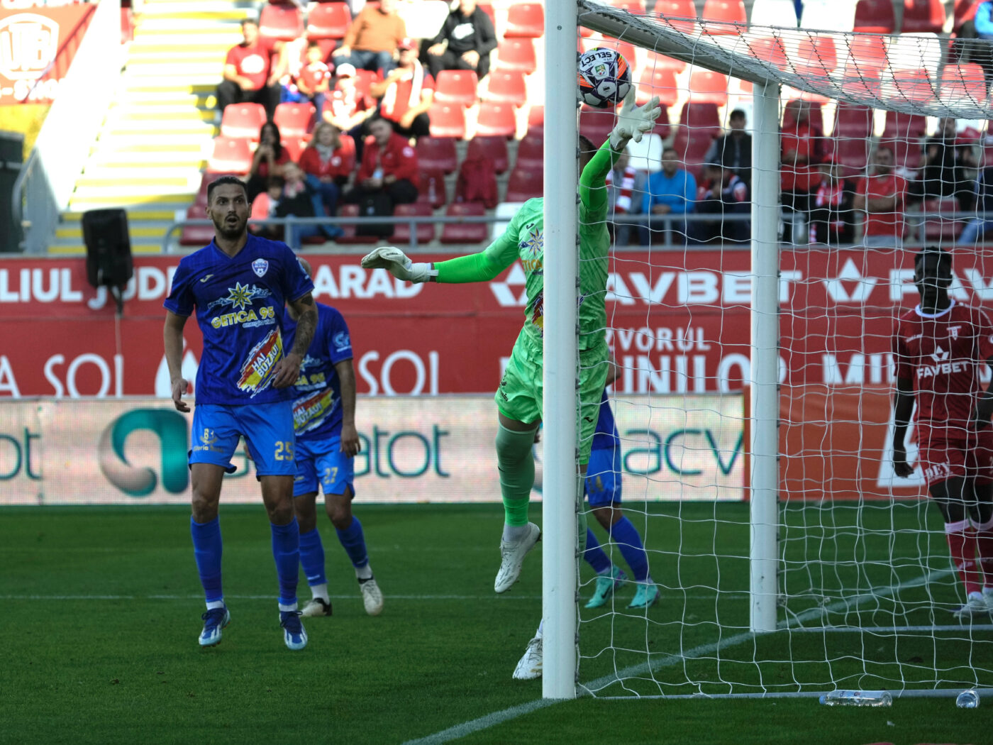 UTA Arad – Gloria Buzău 1-0, în etapa a 14-a din Superliga. Arădenii au tremurat pe final, dar au obținut o victorie care îi apropie la doar un punct de play-off