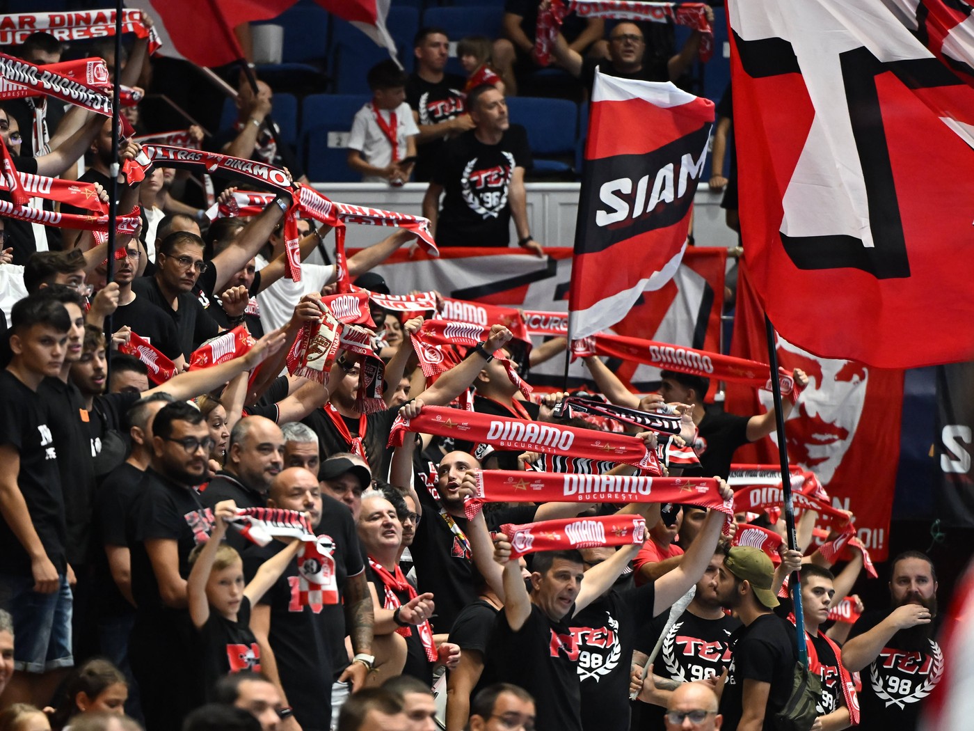 Veste teribilă pentru fanii lui Dinamo! Starul ar putea să rateze tot sezonul! Șefii l-au trimis de urgență la Barcelona după ce s-a „rupt”, iar ProSport are ultimele vești: „Nu s-a văzut clar!”