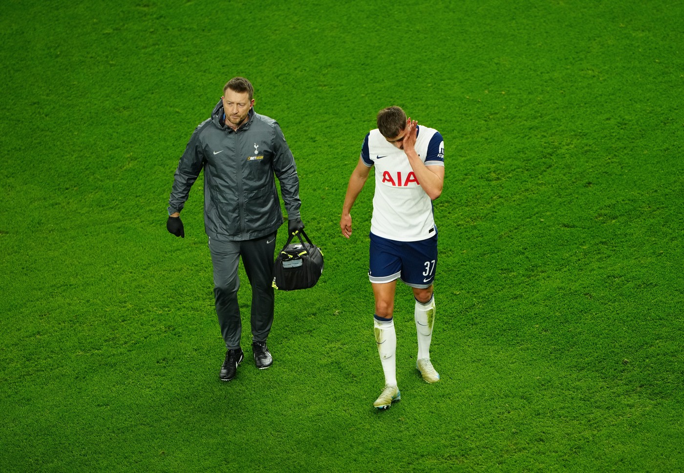 Vestea rea care îi poate schimba rolul lui Radu Drăguşin! Micky van de Ven s-a accidentat serios în Tottenham – Manchester City