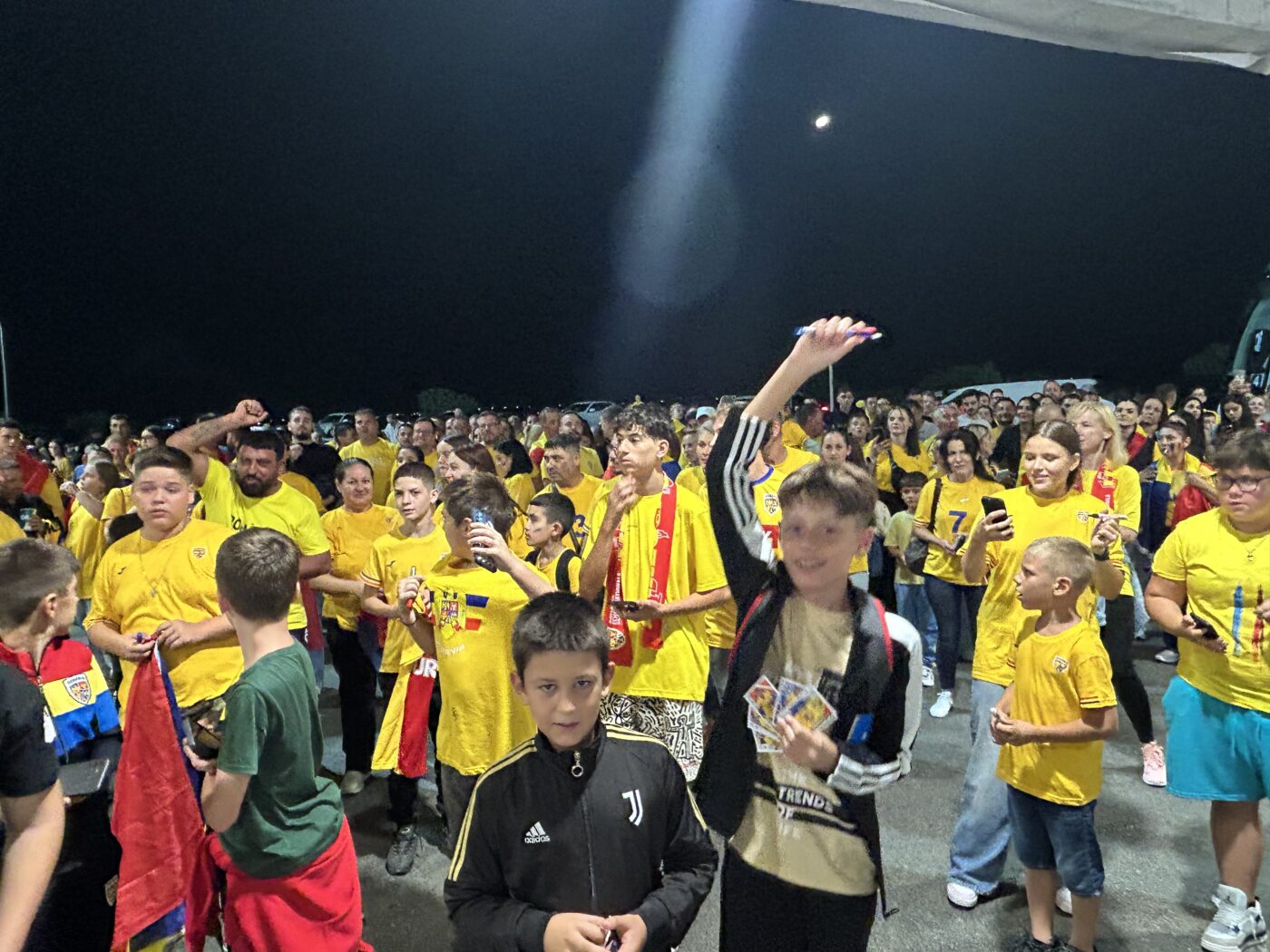 Zid Galben și la autocar! Sute de fani i-au așteptat pe „tricolori” la ieșirea de pe stadionul din Larnaca