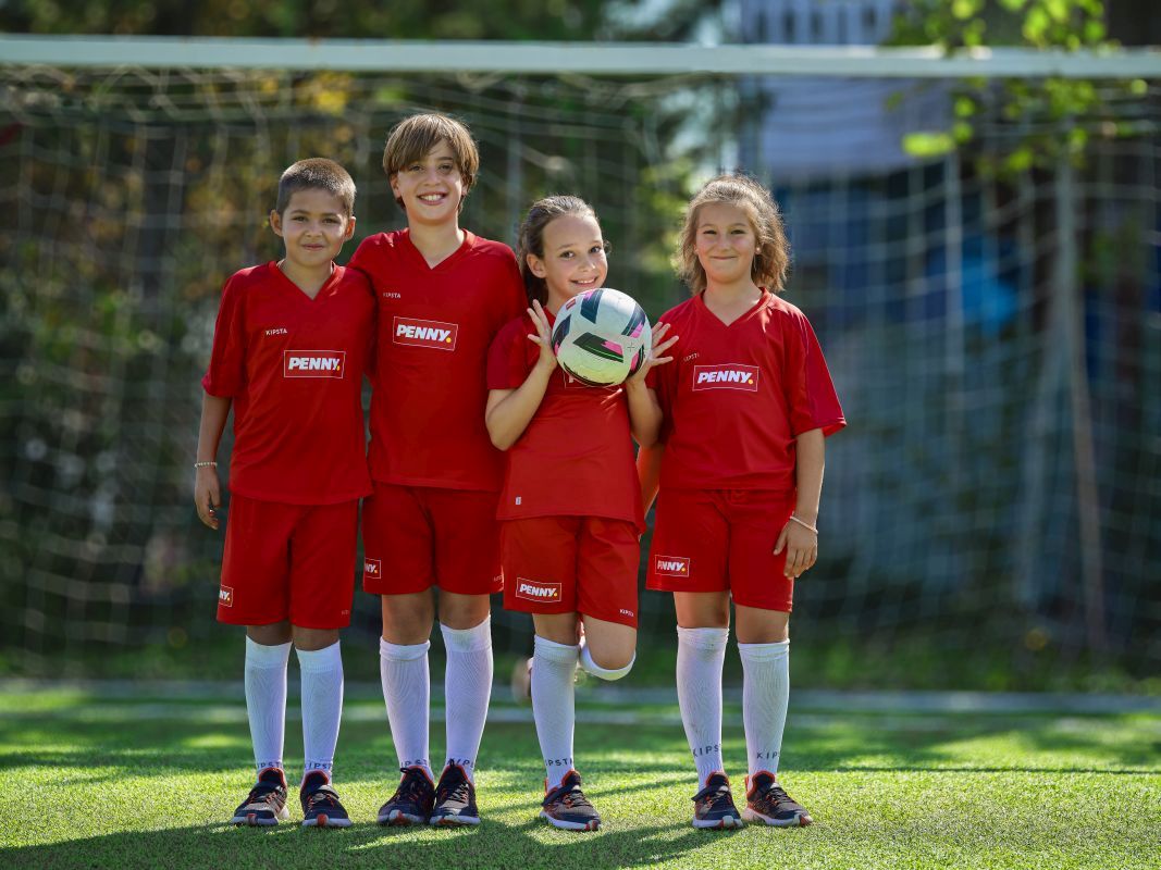 (P) Peste 1.000 de cluburi înscrise în programul Liga Punctelor PENNY – Ediția a doua! 1,55 milioane de puncte folosite pentru echiparea tinerilor fotbaliști