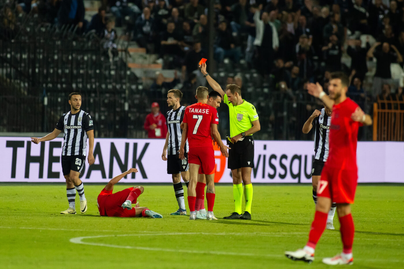 Fază șocantă în PAOK – FCSB. Darius Olaru a luat cartonașul roșu după un gest inconștient în minutul 55 și l-a făcut pe Gigi Becali să ajungă în pragul disperării