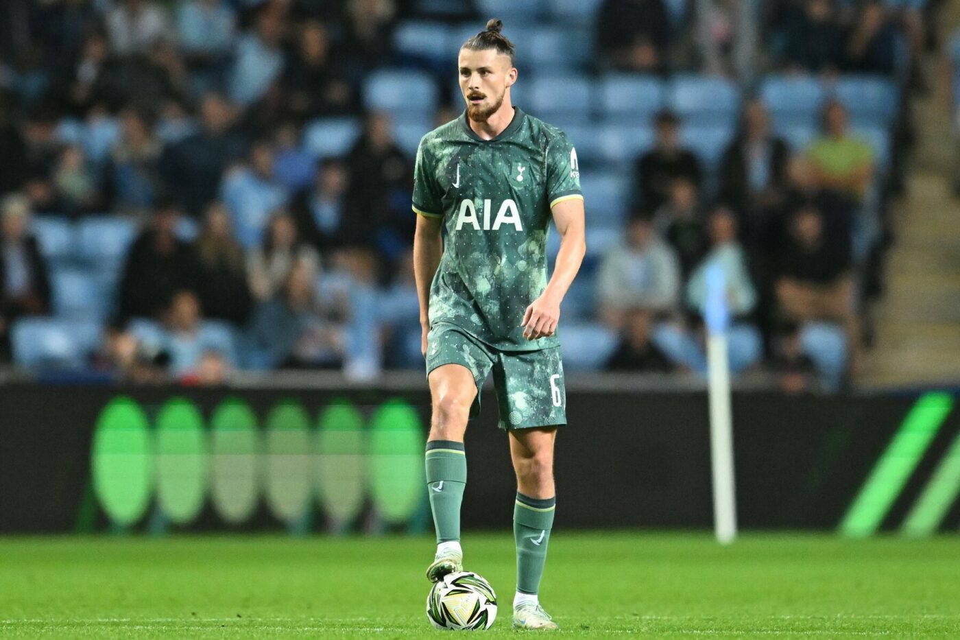 „Clonați-l”. Presa engleză a dat verdictul despre ce se întâmplă în defensiva lui Tottenham și Radu Drăgușin este direct afectat