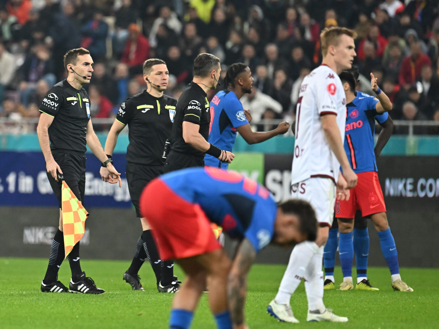 „I-am identificat pe cei cu petardele”. FCSB ia măsuri după incidentele de la meciul cu Rapid