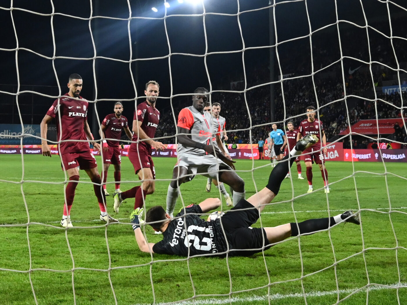„I-am luat la şuturi”. Nelu Varga a recunoscut ce s-a întâmplat între el şi fotbaliştii de la CFR Cluj în vestiarul echipei