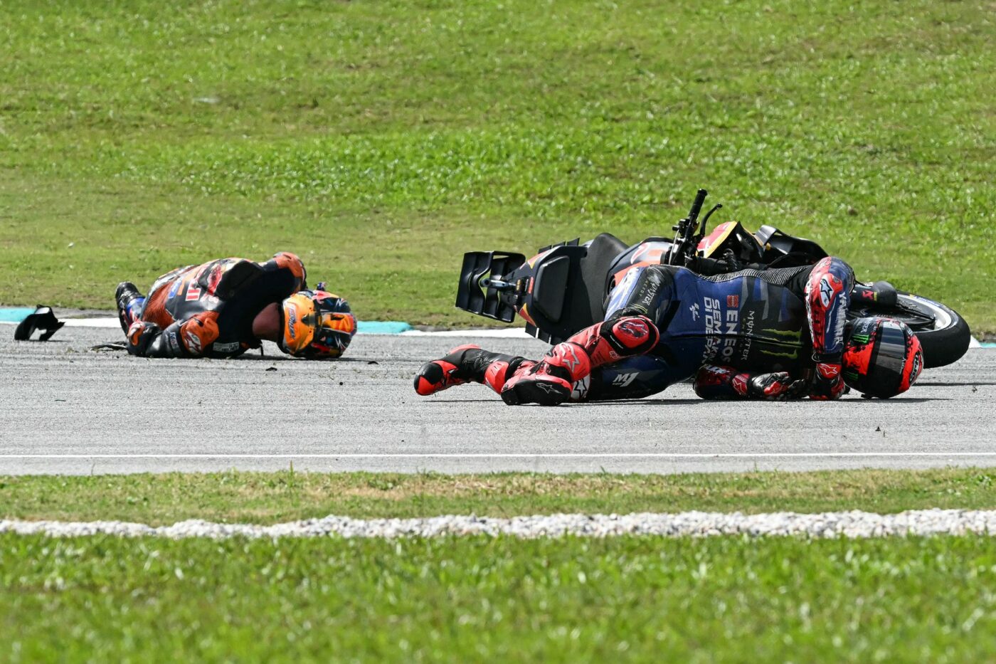 Accident șocant în timpul unei curse de MotoGP! Care este starea piloților. FOTO