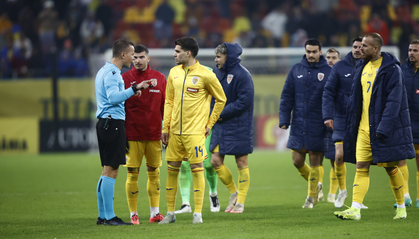 Arbitrul i-a chemat pe fotbaliștii români pe teren, după ce adversarii din Kosovo au refuzat cu orice preț să mai joace, și a făcut asta! Verdictul afișat: „Meci abandonat”