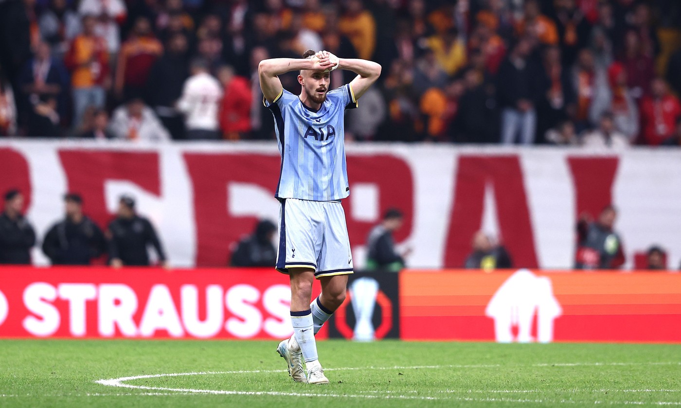 Atât de rău a ajuns Radu Drăgușin după doar un meci slab! A fost desființat și luat la mișto în meme-uri, după evoluția lamentabilă cu Galatasaray