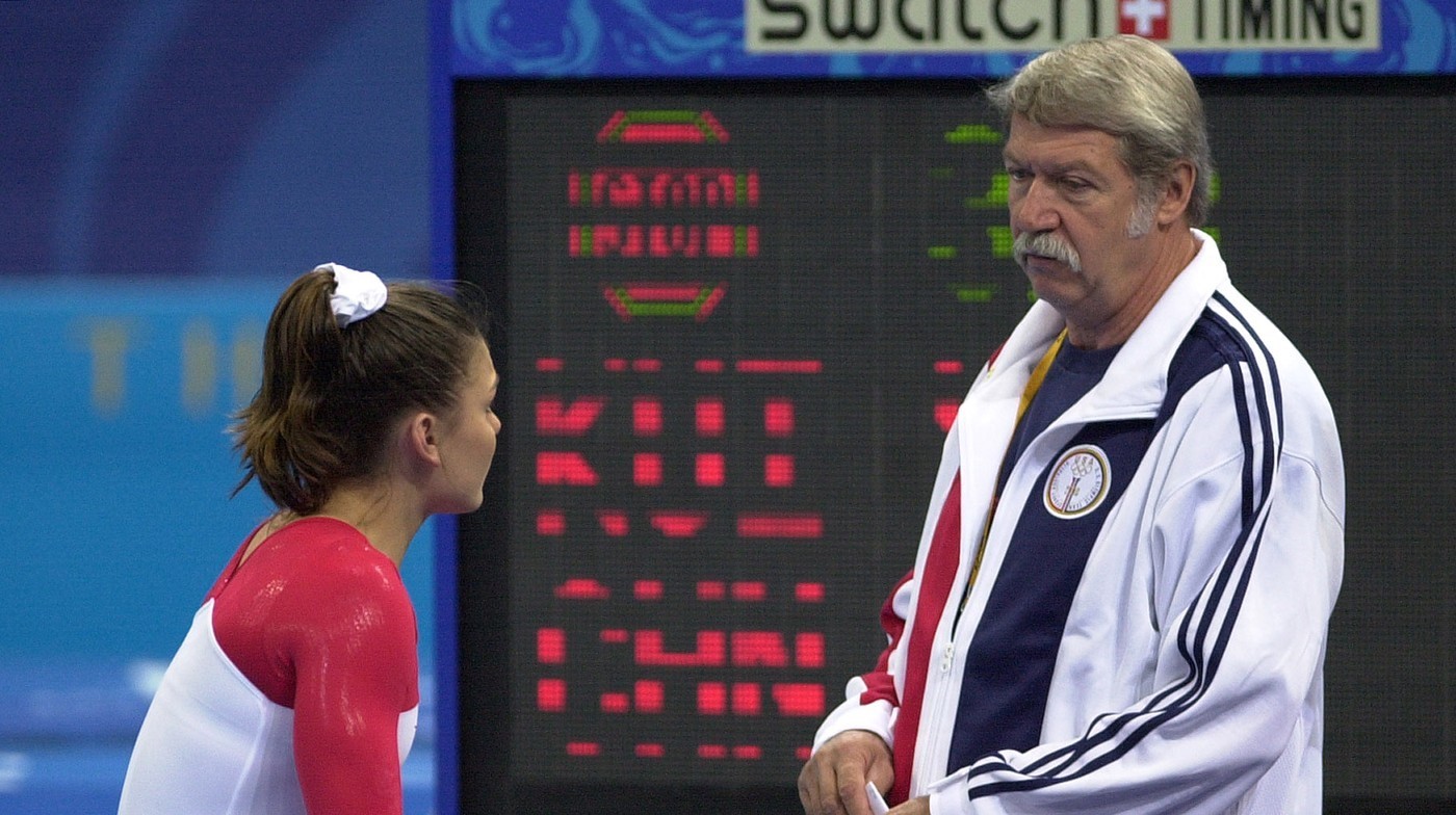 Cât de dur a fost, în realitate, Bela Karolyi cu Nadia Comăneci şi cu restul gimnastelor pe care le-a făcut campioane. Ce spunea mama unei sportive: „E ca Dumnezeu pentru ele”
