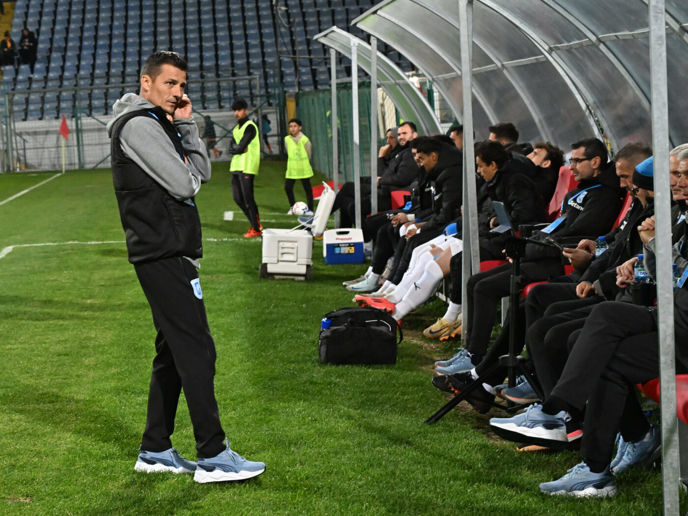 Ce îl așteaptă pe Costel Gâlcă după ce Universitatea Craiova s-a făcut de râs în Cupa României. Cum se anunță atmosfera la partida cu FCSB. EXCLUSIV