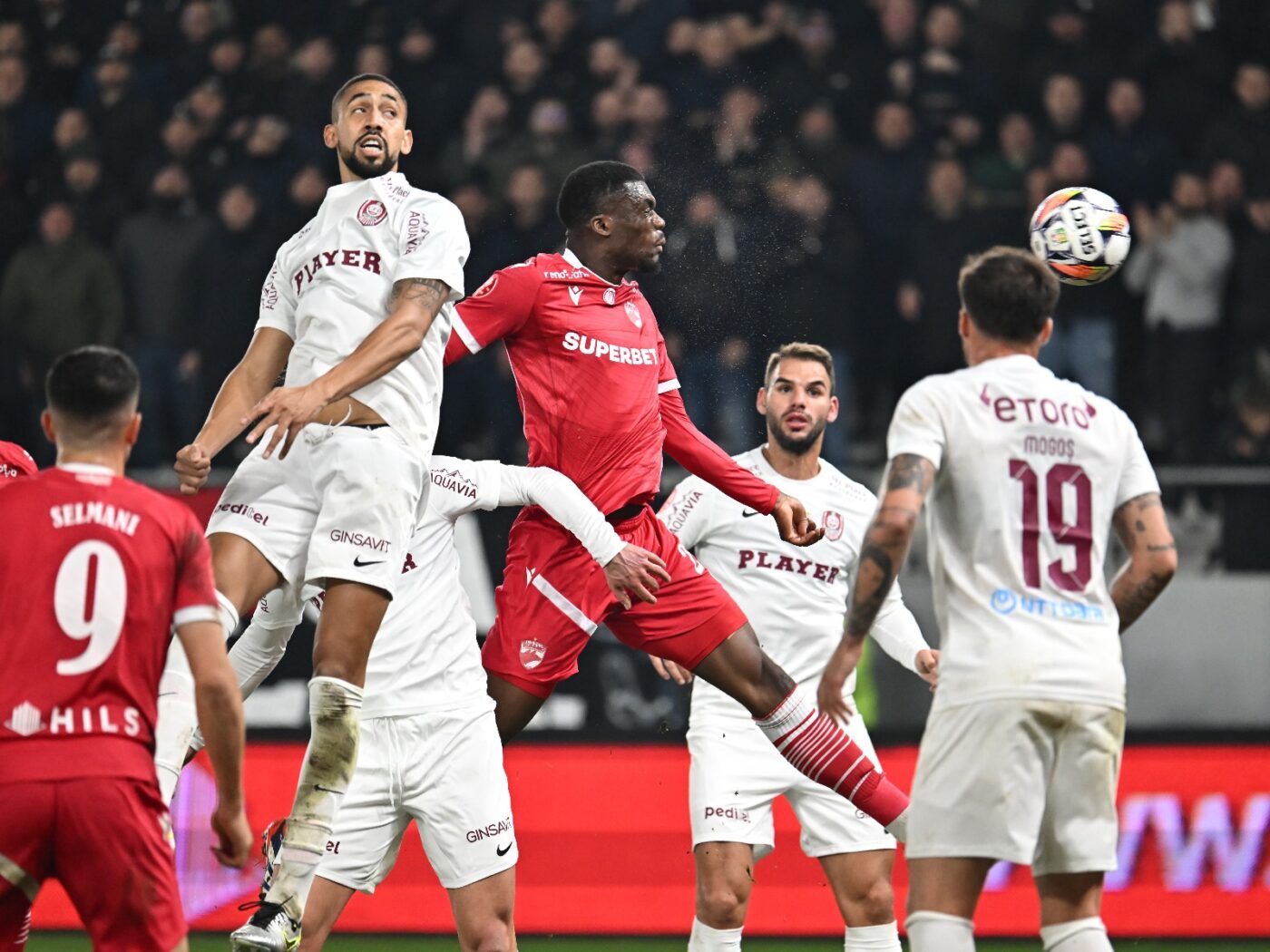 Ce n-ai văzut în Dinamo – CFR Cluj 1-1. Cine i-a adresat ultimele cuvinte portarului Alexandru Roșca înainte de a debuta în tricoul „câinilor”. Cum a ieșit în evidență Dan Petrescu în timpul derby-ului. Momentele speciale de pe „Arcul de Triumf”. SPECIAL
