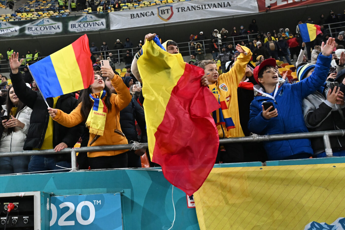 Ce n-ai văzut la TV în România – Kosovo! Puștii din tribune, ținuți într-un frig crâncen de un show mizerabil oferit de „vedete” din Serie A și Bundesliga. Momentele inedite ale partidei de pe Arena Națională și ce s-a întâmplat până la circul ieftin al oaspeților. SPECIAL