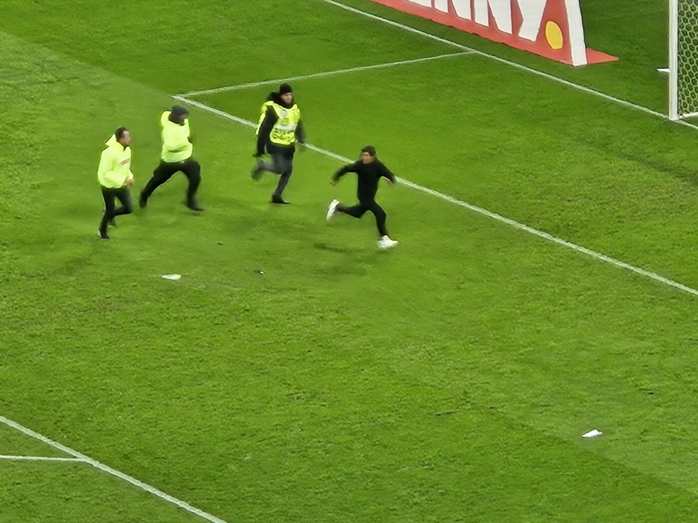 Ce s-a întâmplat pe teren și în tribune în ora în care fotbaliștii din Kosovo au fost așteptați să reia partida cu România. Imagini de senzație