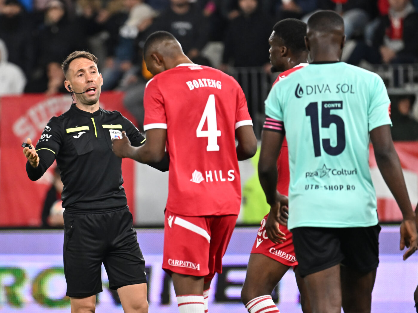 Cea mai controversată fază a sezonului s-a petrecut în Dinamo – UTA 1-0. Gafă uluitoare a arbitrului George Găman: un fotbalist a primit două cartonașe galbene, dar nu a fost eliminat!