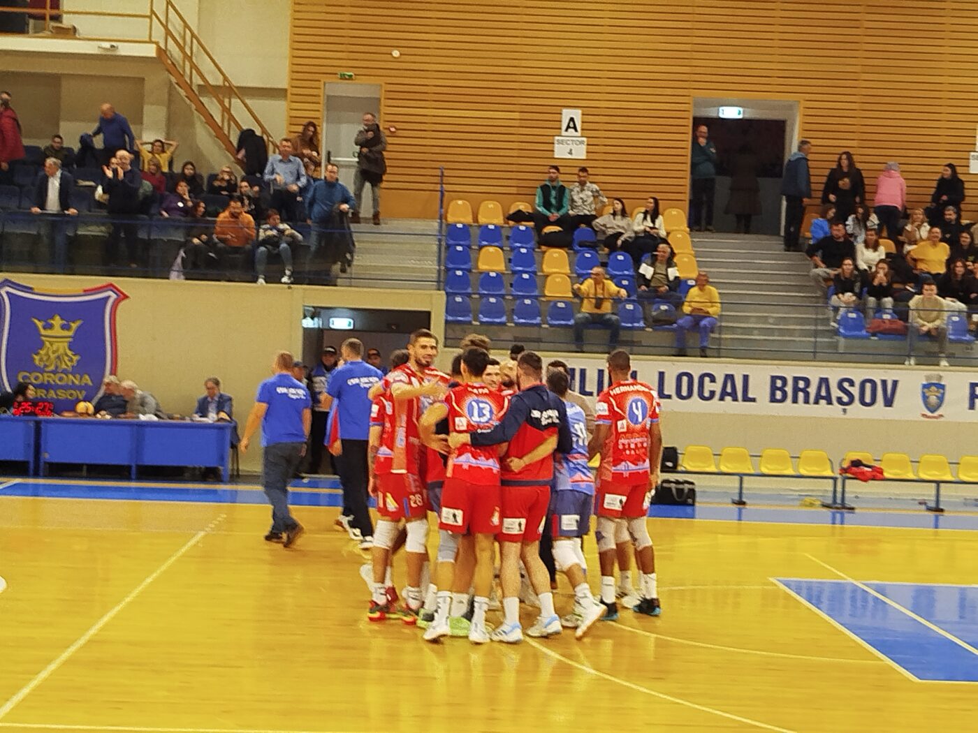 Arcada Galați a câștigat la Brașov după un meci dramatic. SCM Universitatea Craiova a urcat pe primul loc înaintea ultimei etape a turului Diviziei A 1 de volei masculin
