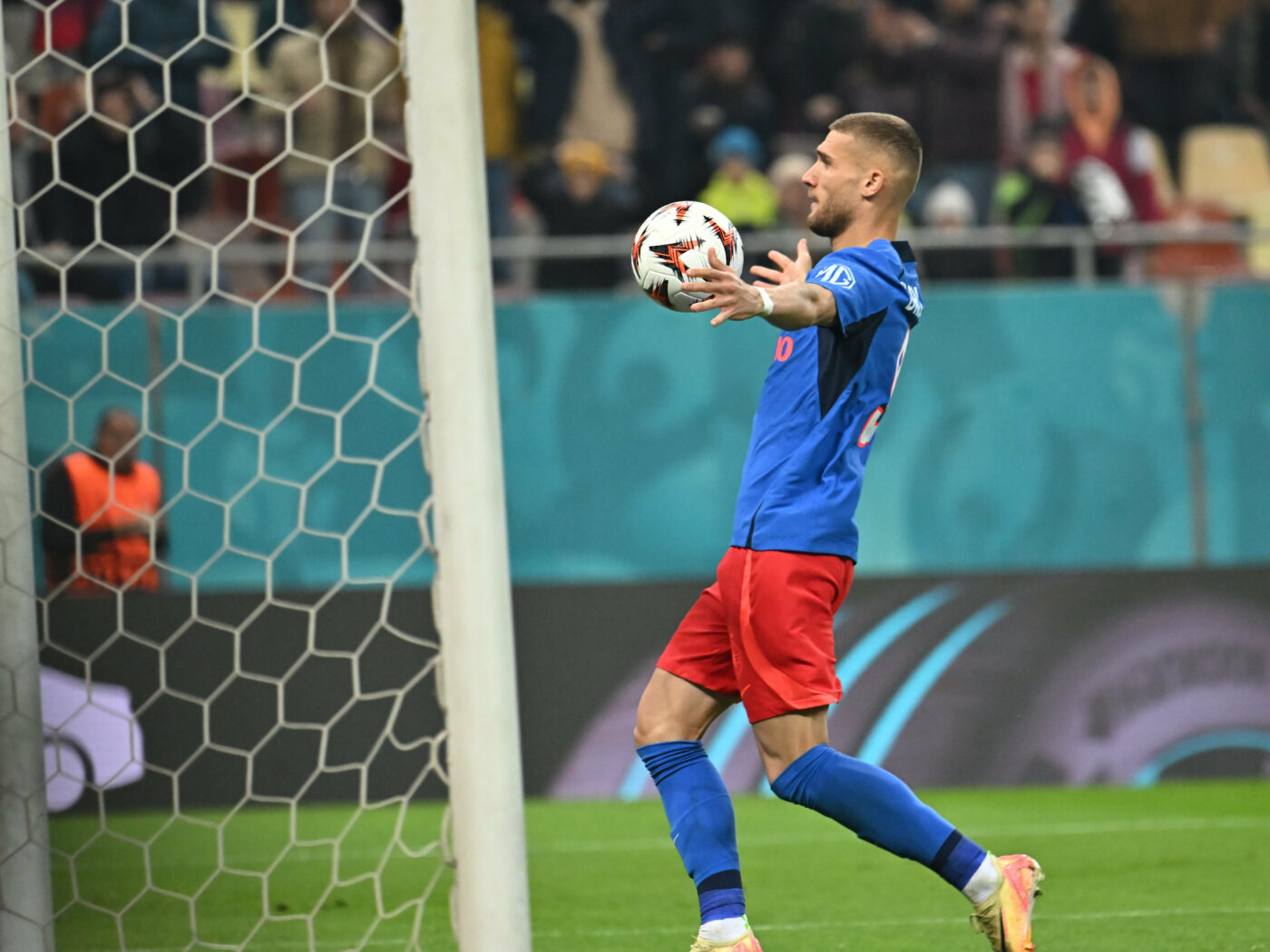 „Nicio realizare, nimic!” Daniel Bîrligea a răspuns cu un gol care-i umple conturile lui Gigi Becali, după ce patronul l-a criticat pentru prima dată! Cum s-a descurcat atacantul în FCSB – Midtjylland 2-0, după meciul slab făcut la Craiova. SPECIAL